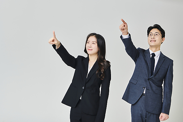 포토 JPG 스튜디오촬영 응시 여자 남자 안경 회색배경 넥타이 실내 미소 정장 상반신 성인 두명 앞모습 30대 비즈니스라이프 한국인 가리킴 직장인 비즈니스맨 비즈니스우먼 성인만 안경낌 국내포토 직업 라이프스타일 시선 잡화 옷 뷰포인트 백그라운드 비즈니스 표정 사람 동양인 손짓 내부 장년 회색 파일형식