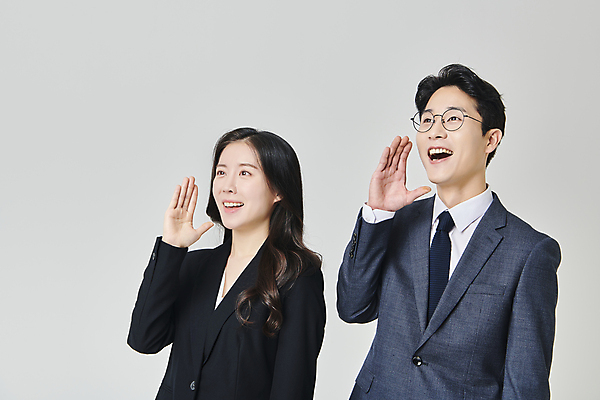 포토 JPG 스튜디오촬영 응시 여자 남자 안경 회색배경 넥타이 실내 미소 정장 상반신 성인 두명 앞모습 30대 비즈니스라이프 외침 한국인 직장인 비즈니스맨 비즈니스우먼 성인만 안경낌 국내포토 직업 라이프스타일 시선 잡화 옷 뷰포인트 백그라운드 비즈니스 표정 사람 동양인 내부 장년 소리 회색 파일형식