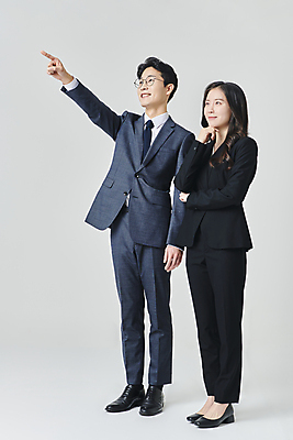 포토 JPG 스튜디오촬영 전신 응시 여자 남자 안경 회색배경 넥타이 실내 서기 미소 정장 성인 두명 옆모습 30대 비즈니스라이프 턱괴기 한국인 가리킴 직장인 비즈니스맨 비즈니스우먼 고민 성인만 안경낌 국내포토 직업 라이프스타일 시선 잡화 옷 감정 뷰포인트 백그라운드 비즈니스 모션 표정 사람 동양인 손짓 내부 장년 회색 파일형식