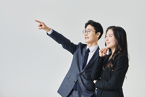 포토 JPG 스튜디오촬영 응시 여자 남자 안경 회색배경 넥타이 실내 미소 정장 상반신 성인 두명 옆모습 30대 비즈니스라이프 턱괴기 한국인 가리킴 직장인 비즈니스맨 비즈니스우먼 고민 성인만 안경낌 국내포토 직업 라이프스타일 시선 잡화 옷 감정 뷰포인트 백그라운드 비즈니스 모션 표정 사람 동양인 손짓 내부 장년 회색 파일형식