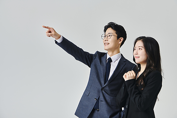포토 JPG 스튜디오촬영 응시 여자 남자 안경 회색배경 넥타이 실내 미소 정장 상반신 성인 두명 옆모습 30대 비즈니스라이프 희망 한국인 가리킴 직장인 비즈니스맨 비즈니스우먼 손모으기 성인만 안경낌 국내포토 직업 라이프스타일 시선 잡화 옷 감정 뷰포인트 백그라운드 비즈니스 표정 사람 동양인 손짓 내부 장년 회색 파일형식