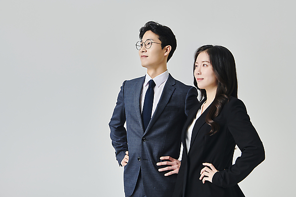 포토 JPG 스튜디오촬영 응시 여자 남자 안경 허리손 회색배경 넥타이 실내 미소 정장 상반신 성인 두명 옆모습 30대 비즈니스라이프 한국인 직장인 비즈니스맨 비즈니스우먼 자신감 성인만 안경낌 국내포토 직업 라이프스타일 시선 잡화 옷 감정 뷰포인트 포즈 백그라운드 비즈니스 표정 사람 동양인 내부 장년 회색 파일형식