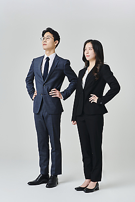 포토 JPG 스튜디오촬영 전신 응시 여자 남자 안경 허리손 회색배경 넥타이 실내 서기 정장 성인 두명 옆모습 30대 비즈니스라이프 한국인 직장인 비즈니스맨 비즈니스우먼 자신감 성인만 안경낌 국내포토 직업 라이프스타일 시선 잡화 옷 감정 뷰포인트 포즈 백그라운드 비즈니스 모션 사람 동양인 내부 장년 회색 파일형식