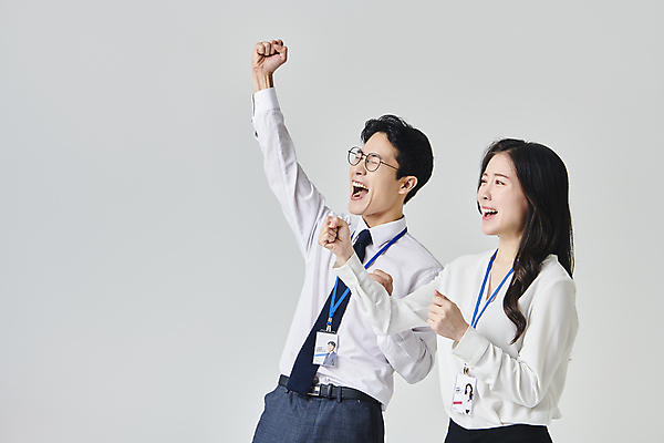 포토 JPG 스튜디오촬영 응시 여자 남자 안경 회색배경 넥타이 실내 정장 상반신 성인 두명 옆모습 30대 비즈니스라이프 눈감음 파이팅 주먹 한국인 직장인 비즈니스맨 비즈니스우먼 사원증 성인만 안경낌 국내포토 직업 라이프스타일 시선 잡화 옷 뷰포인트 백그라운드 비즈니스 모션 사람 동양인 내부 장년 회색 파일형식