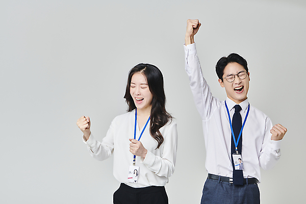 포토 JPG 스튜디오촬영 여자 남자 안경 회색배경 넥타이 실내 정장 상반신 성인 두명 앞모습 30대 비즈니스라이프 눈감음 파이팅 주먹 한국인 직장인 비즈니스맨 비즈니스우먼 사원증 성인만 안경낌 국내포토 직업 라이프스타일 잡화 옷 뷰포인트 백그라운드 비즈니스 모션 사람 동양인 내부 장년 회색 파일형식