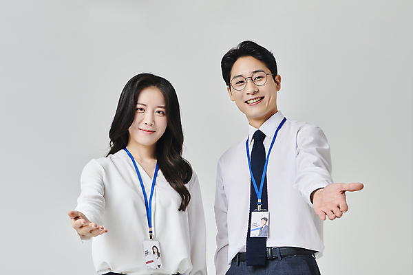 포토 JPG 스튜디오촬영 응시 여자 남자 안경 회색배경 넥타이 실내 미소 정장 상반신 성인 두명 앞모습 30대 비즈니스라이프 한국인 직장인 비즈니스맨 비즈니스우먼 손내밀기 사원증 성인만 안경낌 국내포토 직업 라이프스타일 시선 잡화 옷 뷰포인트 백그라운드 비즈니스 표정 사람 동양인 손짓 내부 장년 회색 파일형식