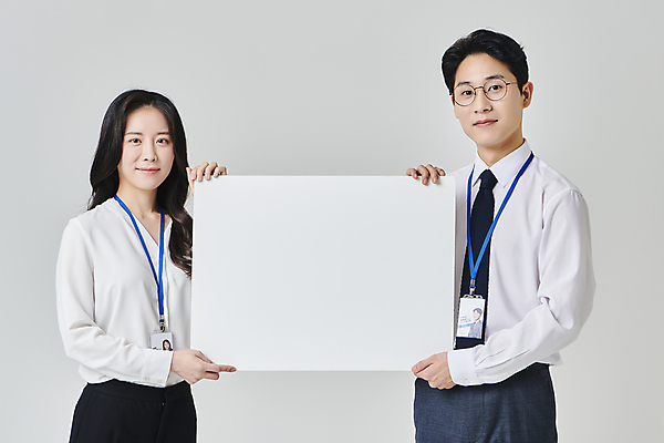 포토 JPG 스튜디오촬영 배너 응시 여자 남자 안경 회색배경 넥타이 사각프레임 실내 미소 들기 정장 상반신 성인 두명 앞모습 30대 비즈니스라이프 한국인 직장인 비즈니스맨 비즈니스우먼 사원증 성인만 안경낌 국내포토 직업 라이프스타일 시선 잡화 옷 뷰포인트 백그라운드 비즈니스 모션 프레임 표정 사람 동양인 내부 장년 사각형 회색 파일형식