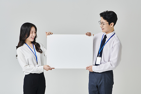 포토 JPG 스튜디오촬영 배너 응시 여자 남자 안경 회색배경 넥타이 사각프레임 실내 미소 들기 정장 상반신 성인 두명 앞모습 30대 비즈니스라이프 한국인 직장인 비즈니스맨 비즈니스우먼 사원증 성인만 안경낌 국내포토 직업 라이프스타일 시선 잡화 옷 뷰포인트 백그라운드 비즈니스 모션 프레임 표정 사람 동양인 내부 장년 사각형 회색 파일형식