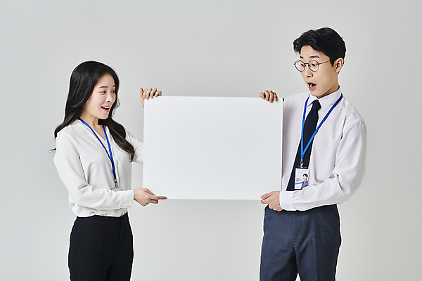 포토 JPG 스튜디오촬영 배너 응시 여자 남자 안경 회색배경 넥타이 사각프레임 실내 들기 정장 상반신 성인 두명 앞모습 30대 비즈니스라이프 놀람 한국인 직장인 비즈니스맨 비즈니스우먼 사원증 성인만 안경낌 국내포토 직업 라이프스타일 시선 잡화 옷 감정 뷰포인트 백그라운드 비즈니스 모션 프레임 표정 사람 동양인 내부 장년 사각형 회색 파일형식