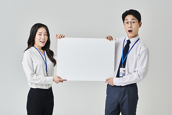 포토 JPG 스튜디오촬영 배너 응시 여자 남자 안경 회색배경 넥타이 사각프레임 실내 들기 정장 상반신 성인 두명 앞모습 30대 비즈니스라이프 놀람 한국인 직장인 비즈니스맨 비즈니스우먼 사원증 성인만 안경낌 국내포토 직업 라이프스타일 시선 잡화 옷 감정 뷰포인트 백그라운드 비즈니스 모션 프레임 표정 사람 동양인 내부 장년 사각형 회색 파일형식