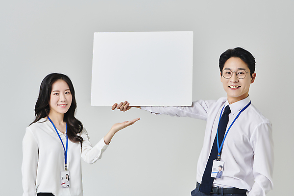 포토 JPG 스튜디오촬영 배너 응시 여자 남자 안경 회색배경 넥타이 사각프레임 실내 미소 들기 정장 상반신 성인 두명 앞모습 30대 비즈니스라이프 한국인 가리킴 직장인 비즈니스맨 비즈니스우먼 사원증 성인만 안경낌 국내포토 직업 라이프스타일 시선 잡화 옷 뷰포인트 백그라운드 비즈니스 모션 프레임 표정 사람 동양인 손짓 내부 장년 사각형 회색 파일형식