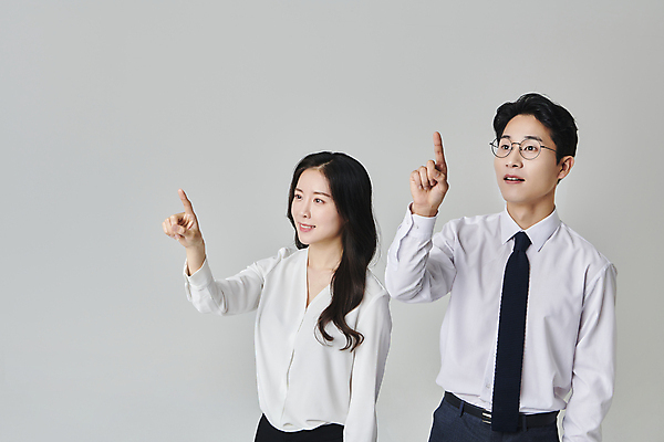 포토 JPG 스튜디오촬영 응시 여자 남자 안경 회색배경 넥타이 실내 미소 정장 상반신 성인 두명 앞모습 30대 비즈니스라이프 터치 한국인 가리킴 직장인 비즈니스맨 비즈니스우먼 성인만 안경낌 국내포토 직업 라이프스타일 시선 잡화 옷 뷰포인트 백그라운드 비즈니스 표정 사람 동양인 손짓 내부 장년 회색 파일형식