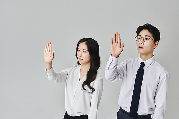 포토 JPG 스튜디오촬영 응시 여자 남자 안경 회색배경 넥타이 실내 정장 상반신 성인 두명 앞모습 30대 비즈니스라이프 터치 한국인 직장인 비즈니스맨 비즈니스우먼 손내밀기 성인만 안경낌 국내포토 직업 라이프스타일 시선 잡화 옷 뷰포인트 백그라운드 비즈니스 사람 동양인 손짓 내부 장년 회색 파일형식