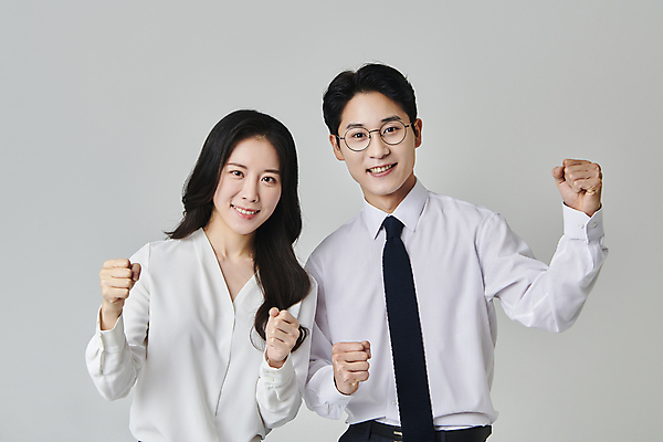 포토 JPG 스튜디오촬영 응시 여자 남자 안경 회색배경 넥타이 실내 미소 정장 상반신 성인 두명 앞모습 30대 비즈니스라이프 파이팅 주먹 한국인 직장인 비즈니스맨 비즈니스우먼 성인만 안경낌 국내포토 직업 라이프스타일 시선 잡화 옷 뷰포인트 백그라운드 비즈니스 모션 표정 사람 동양인 내부 장년 회색 파일형식