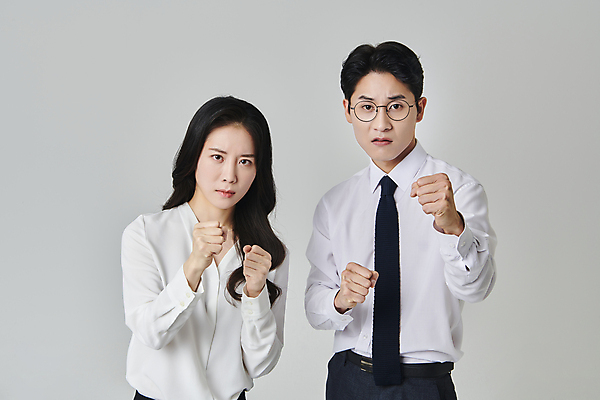 포토 JPG 스튜디오촬영 응시 여자 남자 안경 회색배경 넥타이 실내 정장 상반신 성인 두명 앞모습 30대 비즈니스라이프 주먹 한국인 직장인 비즈니스맨 비즈니스우먼 찡그림 성인만 안경낌 국내포토 직업 라이프스타일 시선 잡화 옷 뷰포인트 백그라운드 비즈니스 모션 표정 사람 동양인 내부 장년 회색 파일형식