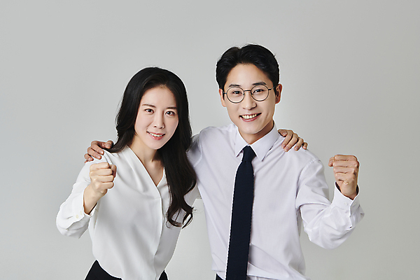 포토 JPG 스튜디오촬영 응시 여자 남자 안경 회색배경 어깨동무 넥타이 실내 미소 정장 상반신 성인 두명 앞모습 30대 비즈니스라이프 파이팅 주먹 한국인 직장인 비즈니스맨 비즈니스우먼 성인만 안경낌 국내포토 직업 라이프스타일 시선 잡화 옷 뷰포인트 포즈 백그라운드 비즈니스 모션 표정 사람 동양인 내부 장년 회색 파일형식