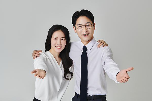포토 JPG 스튜디오촬영 응시 여자 남자 안경 회색배경 어깨동무 넥타이 실내 미소 정장 상반신 성인 두명 앞모습 30대 비즈니스라이프 한국인 직장인 비즈니스맨 비즈니스우먼 손내밀기 성인만 안경낌 국내포토 직업 라이프스타일 시선 잡화 옷 뷰포인트 포즈 백그라운드 비즈니스 표정 사람 동양인 손짓 내부 장년 회색 파일형식