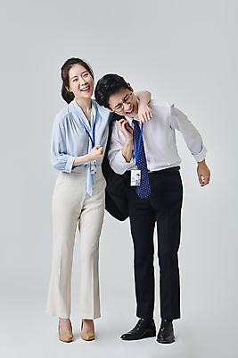 포토 JPG 스튜디오촬영 전신 응시 여자 남자 안경 장난 회색배경 넥타이 실내 서기 미소 정장 성인 두명 앞모습 30대 비즈니스라이프 한국인 직장인 비즈니스맨 비즈니스우먼 사원증 헤드락 성인만 안경낌 국내포토 직업 라이프스타일 시선 잡화 옷 뷰포인트 백그라운드 비즈니스 모션 기술 표정 사람 동양인 내부 장년 회색 파일형식