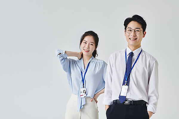 포토 JPG 스튜디오촬영 응시 여자 남자 안경 허리손 회색배경 넥타이 실내 미소 정장 상반신 성인 두명 앞모습 30대 비즈니스라이프 한국인 직장인 비즈니스맨 비즈니스우먼 주머니손 사원증 뒷목 성인만 안경낌 국내포토 직업 라이프스타일 시선 잡화 옷 뷰포인트 포즈 백그라운드 비즈니스 모션 표정 사람 동양인 내부 장년 회색 목 파일형식