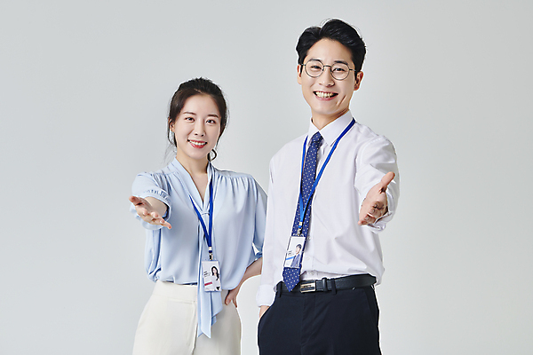 포토 JPG 스튜디오촬영 응시 여자 남자 안경 허리손 회색배경 넥타이 실내 미소 정장 상반신 성인 두명 앞모습 30대 비즈니스라이프 한국인 직장인 비즈니스맨 비즈니스우먼 손내밀기 주머니손 사원증 성인만 안경낌 국내포토 직업 라이프스타일 시선 잡화 옷 뷰포인트 포즈 백그라운드 비즈니스 모션 표정 사람 동양인 손짓 내부 장년 회색 파일형식