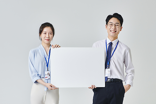 포토 JPG 스튜디오촬영 배너 응시 여자 남자 안경 회색배경 넥타이 사각프레임 실내 미소 들기 정장 상반신 성인 두명 앞모습 30대 비즈니스라이프 한국인 직장인 비즈니스맨 비즈니스우먼 주머니손 사원증 성인만 안경낌 국내포토 직업 라이프스타일 시선 잡화 옷 뷰포인트 백그라운드 비즈니스 모션 프레임 표정 사람 동양인 내부 장년 사각형 회색 파일형식