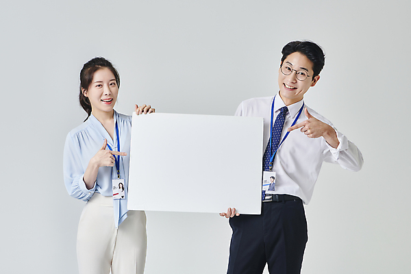포토 JPG 스튜디오촬영 배너 응시 여자 남자 안경 회색배경 넥타이 사각프레임 실내 미소 들기 정장 상반신 성인 두명 앞모습 30대 비즈니스라이프 한국인 가리킴 직장인 비즈니스맨 비즈니스우먼 사원증 성인만 안경낌 국내포토 직업 라이프스타일 시선 잡화 옷 뷰포인트 백그라운드 비즈니스 모션 프레임 표정 사람 동양인 손짓 내부 장년 사각형 회색 파일형식