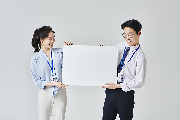 포토 JPG 스튜디오촬영 배너 응시 여자 남자 안경 회색배경 넥타이 사각프레임 실내 미소 들기 정장 상반신 성인 두명 앞모습 30대 비즈니스라이프 한국인 직장인 비즈니스맨 비즈니스우먼 사원증 성인만 안경낌 국내포토 직업 라이프스타일 시선 잡화 옷 뷰포인트 백그라운드 비즈니스 모션 프레임 표정 사람 동양인 내부 장년 사각형 회색 파일형식