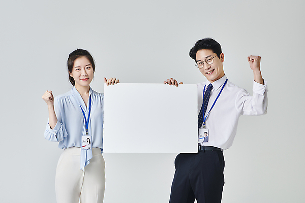 포토 JPG 스튜디오촬영 배너 응시 여자 남자 안경 회색배경 넥타이 사각프레임 실내 미소 들기 정장 상반신 성인 두명 앞모습 30대 비즈니스라이프 파이팅 주먹 한국인 직장인 비즈니스맨 비즈니스우먼 사원증 성인만 안경낌 국내포토 직업 라이프스타일 시선 잡화 옷 뷰포인트 백그라운드 비즈니스 모션 프레임 표정 사람 동양인 내부 장년 사각형 회색 파일형식