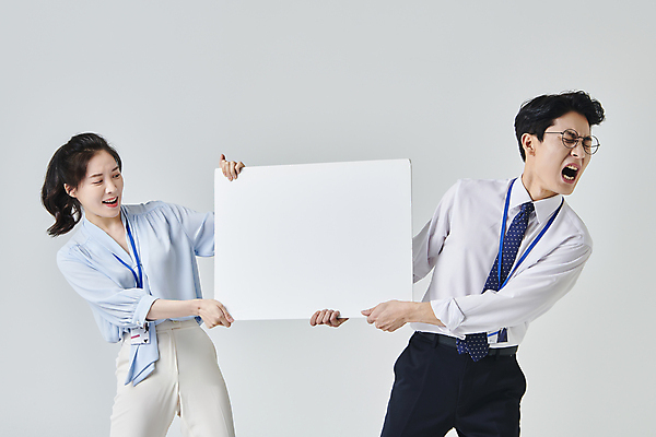 포토 JPG 스튜디오촬영 배너 여자 남자 안경 회색배경 넥타이 사각프레임 실내 정장 상반신 성인 두명 앞모습 30대 비즈니스라이프 한국인 직장인 비즈니스맨 비즈니스우먼 찡그림 싸움 사원증 성인만 안경낌 국내포토 직업 라이프스타일 잡화 옷 뷰포인트 백그라운드 비즈니스 모션 프레임 표정 사람 동양인 내부 장년 사각형 회색 파일형식