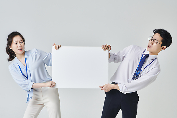 포토 JPG 스튜디오촬영 배너 응시 여자 남자 안경 회색배경 넥타이 사각프레임 실내 정장 상반신 성인 두명 앞모습 30대 비즈니스라이프 한국인 직장인 비즈니스맨 비즈니스우먼 찡그림 싸움 사원증 성인만 안경낌 국내포토 직업 라이프스타일 시선 잡화 옷 뷰포인트 백그라운드 비즈니스 모션 프레임 표정 사람 동양인 내부 장년 사각형 회색 파일형식