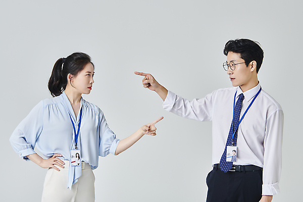 포토 JPG 스튜디오촬영 응시 여자 남자 안경 허리손 회색배경 넥타이 실내 정장 상반신 성인 두명 앞모습 30대 비즈니스라이프 한국인 분노 가리킴 직장인 비즈니스맨 비즈니스우먼 사원증 성인만 안경낌 국내포토 직업 라이프스타일 시선 잡화 옷 감정 뷰포인트 포즈 백그라운드 비즈니스 사람 동양인 손짓 내부 장년 회색 파일형식