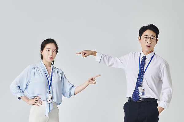 포토 JPG 스튜디오촬영 응시 여자 남자 안경 허리손 회색배경 넥타이 실내 정장 상반신 성인 두명 앞모습 30대 비즈니스라이프 한국인 분노 가리킴 직장인 비즈니스맨 비즈니스우먼 주머니손 사원증 성인만 안경낌 국내포토 직업 라이프스타일 시선 잡화 옷 감정 뷰포인트 포즈 백그라운드 비즈니스 모션 사람 동양인 손짓 내부 장년 회색 파일형식