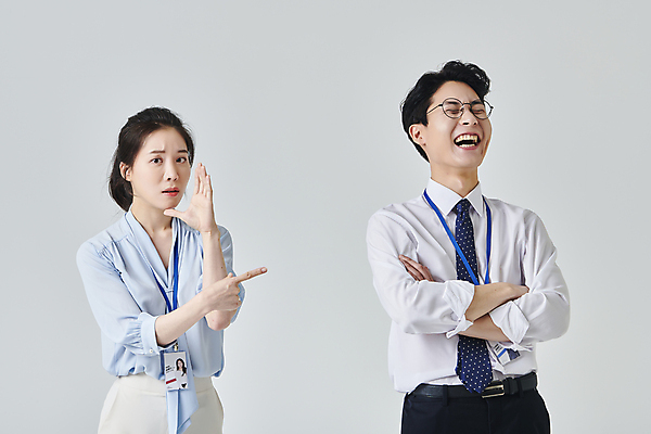 포토 JPG 스튜디오촬영 응시 여자 남자 안경 회색배경 넥타이 실내 웃음 정장 상반신 성인 두명 앞모습 30대 비즈니스라이프 손들기 팔짱 한국인 가리킴 직장인 비즈니스맨 비즈니스우먼 사원증 뒷담화 성인만 안경낌 국내포토 직업 라이프스타일 시선 잡화 옷 뷰포인트 백그라운드 비즈니스 모션 표정 사람 동양인 손짓 내부 장년 회색 험담 파일형식