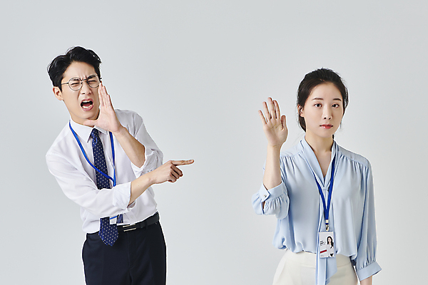 포토 JPG 스튜디오촬영 응시 여자 남자 안경 회색배경 넥타이 실내 정장 상반신 성인 두명 앞모습 30대 비즈니스라이프 손들기 한국인 가리킴 직장인 비즈니스맨 비즈니스우먼 찡그림 사원증 뒷담화 무시 성인만 안경낌 국내포토 직업 라이프스타일 시선 잡화 옷 뷰포인트 백그라운드 비즈니스 모션 표정 사람 동양인 손짓 내부 장년 회색 험담 파일형식