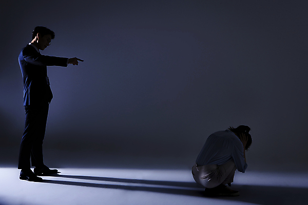 포토 JPG 스튜디오촬영 전신 여자 남자 실루엣 검은배경 직장 실내 그림자 서기 성인 두명 옆모습 뒷모습 30대 비즈니스라이프 어둠 한국인 가리킴 비즈니스맨 비즈니스우먼 웅크림 왕따 우울증 성인만 직장내괴롭힘 국내포토 라이프스타일 뷰포인트 백그라운드 회사 비즈니스 모션 촬영기법 사람 동양인 손짓 내부 장년 검은색 직장인 질병 사회이슈 파일형식