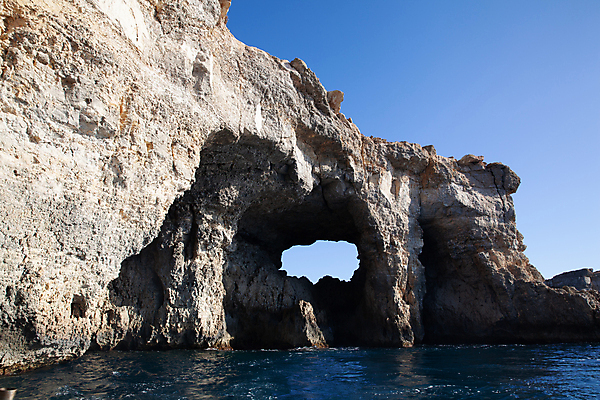 포토 JPG 해외이미지 유럽 바다 섬 여행 자연 하늘 휴가 항해 풍경 사람없음 야외 물 여름 파란색 절벽 만 보트 동굴 크리스탈 지중해 휴양지 석호 몰타섬 파라다이스 해외포토 자연요소 계절 나라 컬러 배_교통 장소 광석 생태계 몰타 파일형식 이미지허브