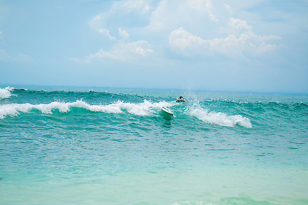 포토 JPG 해외이미지 주간 남자 파도 바다 한명 상반신 성인 야외 수영 서핑보드 서핑 성인남자한명만 해외포토 자연요소 1 사람 수상스포츠 보드_스포츠 남자한명만 성인남자만 파일형식 이미지허브