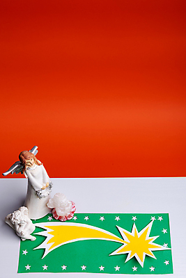 포토 JPG 해외이미지 별 기독교 종이 크리스마스 크리스마스용품 천사 실내 사람없음 페이퍼아트 심볼 베들레헴 빨간배경 천사상 크리스마스배경 해외포토 자연요소 기념일 종교 백그라운드 내부 빨간색 조각상 용품 파일형식 이미지허브