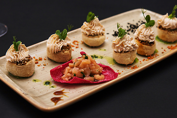 포토 JPG 해외이미지 접시 빵 탁자 검은배경 사람없음 식당 신선 연어 크림소스 핑거푸드 해외포토 식기 음식 가구 백그라운드 어류 상점 검은색 소스_음식 파일형식 이미지허브