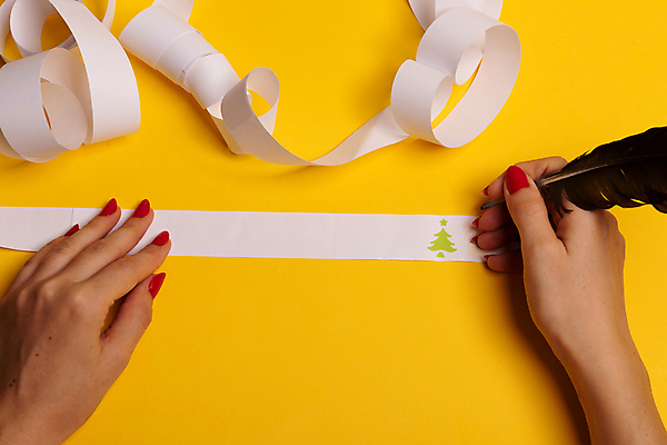 포토 JPG 해외이미지 손 종이 크리스마스 크리스마스용품 실내 신체부위 기록 깃털펜 깃펜 노란배경 트리모양 크리스마스배경 해외포토 모양 기념일 백그라운드 사람 내부 크리스마스트리 펜 노란색 용품 파일형식 이미지허브