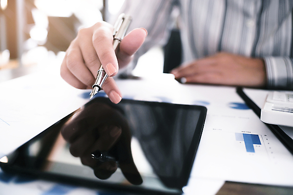 포토 JPG 해외이미지 직업 손 여자 종이 백그라운드 컨셉 비즈니스 탁자 성공 설계 직장 사람 사람없음 금융 경제 노트북 컴퓨터 사무실 펜 자료 계산기 흰색 업무 비즈니스맨 계획 책상 분석 보고서 문서 투자 회계 경영 세금 회계사 플랫레이 해외포토 남자 컬러 가구 회사 문구용품 신체부위 전자제품 필기구 장비 작업 직장인 플랫 파일형식 이미지허브