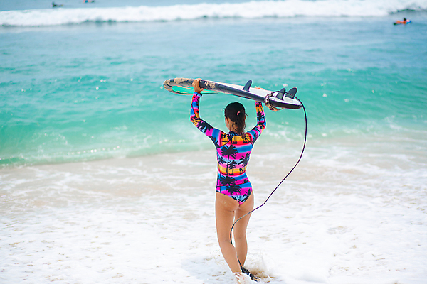 포토 JPG 해외이미지 주간 전신 여자 수영복 파도 바다 한명 들기 성인 해변 야외 뒷모습 걷기 서핑보드 서핑 성인여자한명만 해외포토 자연요소 1 옷 뷰포인트 모션 사람 수상스포츠 보드_스포츠 여자한명만 성인여자만 파일형식 이미지허브