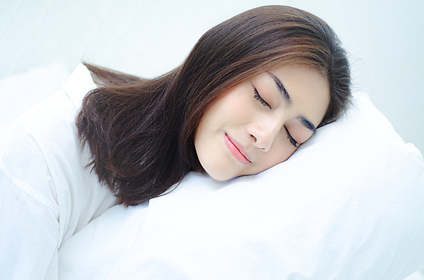 포토 JPG 해외이미지 손 여자 행복 베개 호텔 아침 휴식 주택 실내 따뜻함 사랑 한명 미소 동양인 빛 뷰티 평화 꿈 방 터치 추위 흰색 침대 신선 잠 최고 야간 시원함 담요 걱정 낮잠 회전 부드러움 거짓말 취침시간 해외포토 주간 자연요소 1 감정 컬러 가구 컨셉 침구 숙소 표정 사람 인종 내부 건물 신체부위 감각 파일형식 이미지허브