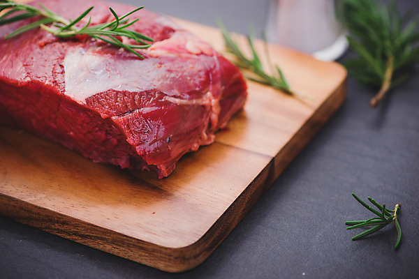 포토 JPG 해외이미지 검은배경 실내 생고기 사람없음 아웃포커스 소고기 로즈메리 나무도마 해외포토 백그라운드 도마 촬영기법 육류 내부 목재 검은색 허브 파일형식 이미지허브