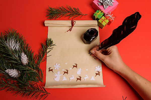 포토 JPG 해외이미지 손 종이 잎 크리스마스 크리스마스용품 실내 신체부위 선물상자 기록 솔방울 깃털펜 깃펜 빨간배경 잉크통 크리스마스배경 해외포토 식물 기념일 백그라운드 통 선물 사람 내부 빨간색 상자 펜 용품 파일형식 이미지허브