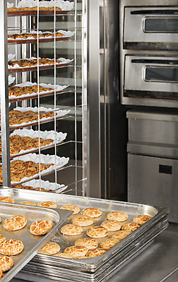 포토 JPG 해외이미지 직업 산업 음식 빵 공장 디저트 쟁반 따뜻함 요리 사람없음 쿠키 케이크 금속 주방 식당 빵집 신선 뜨거움 오븐 달콤 맛 상품 굽기 시트 제빵사 페스츄리 맛있는 해외포토 컨셉 공업 재질 상점 가전제품 구이 파일형식 이미지허브