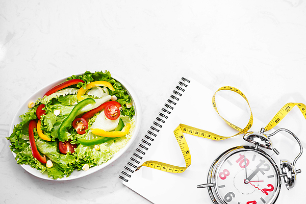포토 JPG 해외이미지 라이프스타일 백그라운드 다이어트 줄자 건강 사람없음 샐러드 자명종 흰배경 스프링노트 해외포토 음식 시계 자 생활 공책 알람 흰색 파일형식 이미지허브