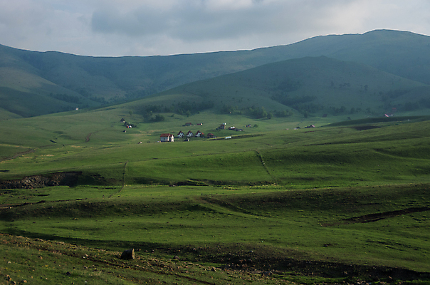 포토 JPG 해외이미지 나무 꽃 유럽 도로 여행 백그라운드 밭 자연 하늘 휴가 산 파노라마 사람없음 야외 초록색 파란색 노란색 마을 환경 계곡 봄 흰색 시골 소나무 개울 숲 언덕 장면 내추럴 세르비아 절정 해외포토 식물 계절 나라 길 컬러 농업 교통시설 촬영기법 강 생태계 파일형식 이미지허브