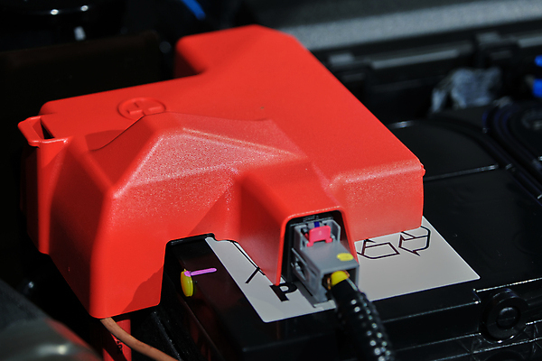 포토 JPG 해외이미지 부분 자동차 집게 사람없음 빨간색 검은색 힘 에너지 덮개 죽음 연결 플러스 고장 시작 긍정 철사 볼트 봉 엔진 모터 유지 베터리 신맛 요금 자동 전압 지원 차고 충전기 터미널 공급 해외포토 기호 육상교통 컬러 컨셉 기계 뚜껑 공구 맛 충전 파일형식 이미지허브