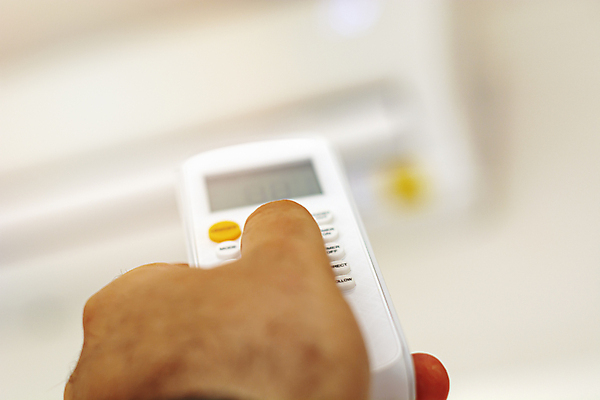 포토 JPG 해외이미지 손 벽 주택 실내 사람 성인 사람없음 빛 사무실 힘 기계 방 장비 추위 흰색 신선 뜨거움 부채 리모컨 시원함 시스템 온도 멀리 스위치 냉각기 린스 제어 안락 해외포토 컬러 컨셉 비즈니스 내부 건물 신체부위 파일형식 이미지허브